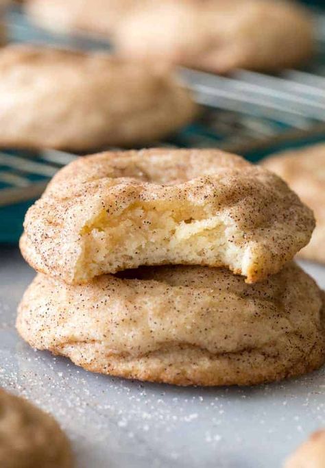 Cream Cheese Snickerdoodles, Snickerdoodles Recipe, Biscuit Sec, Cookies Healthy, Snickerdoodle Recipe, Recipe Critic, Cookie Spread, Cream Cheese Cookies, Cookie Tray