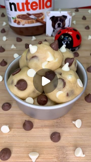 COCO-Constance on Instagram: "🍪COOKIE DOUGH🍫 - J’ai décidé de vous refaire la recette parce que dans la précédente vidéo, la cookie dough avait un aspect huileux. Pour cause je n’ai pas fait refroidir la farine à la sortie du four, je l’ai ajoutée directement. Ça à donc fait fondre le beurre et le chocolat. Donnant cet aspect gras et marron 🥲 Hors sujet, merci @wedoughfr pour la recette 💛 - 🇫🇷📌INGRÉDIENTS  • 90g de beurre 🧈  • 80g sucre blanc🎋 • 20g sucre roux 🎋 • 180g farine🌾  • 2/3 grosses poignées de 🍫 • 1 pincée de fleur de sel🧂 • 1 cs de vanille 💛 * 45 ml lait 🥛  - 🔥CUISSON : 12 min à 180C au FOUR ou 30 secondes à 800W au micro-onde 🔥 - 🇺🇸📌INGREDIENTS : • 3/4 stick of butter 🧈 • 1/4 cup + 1/8 cup white sugar • 2 tbsp Brown sugar • 1 cup + 1/2 cup all purpose flour All Purpose Flour, Pinch Of Salt, Beignets, Churros, Micro Onde, Stick Of Butter, 30 Seconds, Chocolate Chips, Purpose Flour