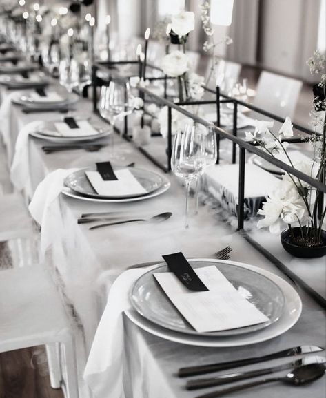 Monochrome Table Setting, Monochrome Wedding, Elegant Wedding Themes, Monochrome Weddings, Black And White Wedding Theme, Dinner Party Decorations, White Wedding Theme, Luxury Wedding Decor, Wedding Venue Decorations