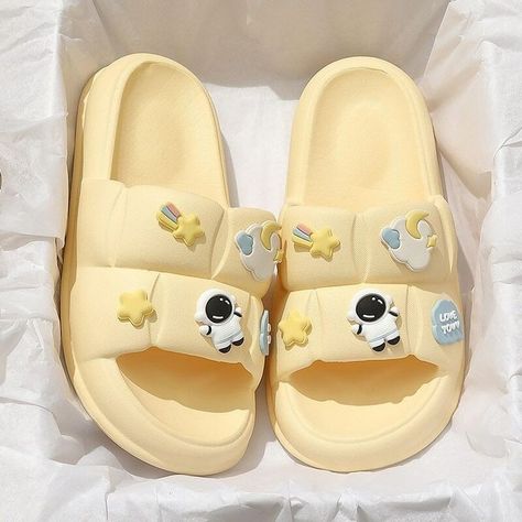 Sandals Aesthetic, Spring Footwear, Woman Slippers, Trendy Slippers, Slippers Platform, Crocs Fashion, Shoes Outfit Fashion, Cute Slippers, Elegant Heels