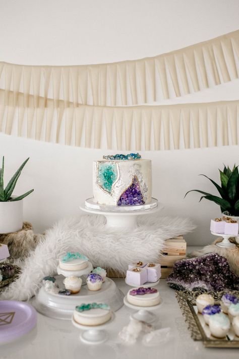 Gemstone and Crystal Themed Baby Shower | Party hacks and features on the blog Baby Tea Party, Party Event Decor, Event Decor Ideas, Birthday 22, Themes Party, Crystal Birthday, Baby Tea, Crystal Party, Geode Cake