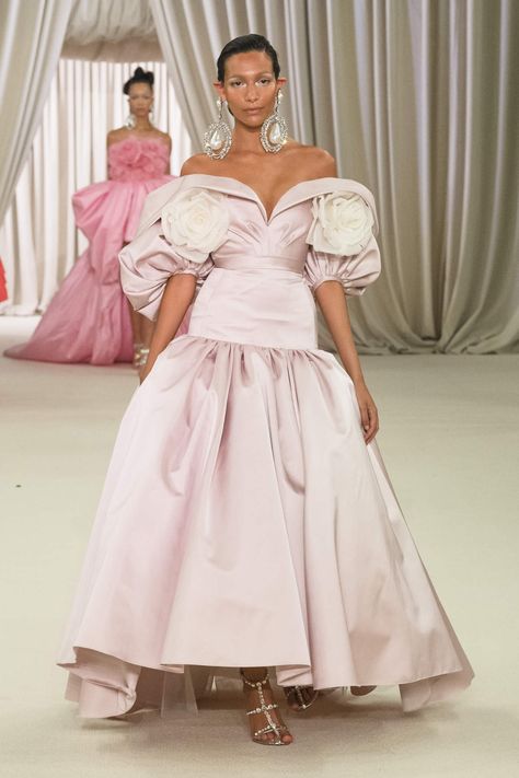 "Primerose" silk duchesse bustier-gigot dress with two silk organdis roses Aesthetic Gown, Giambattista Valli Couture, 2023 Couture, Giambattista Valli Haute Couture, Oscar Fashion, Paris Haute Couture, Spring Couture, Elegant Feminine, Taffeta Dress