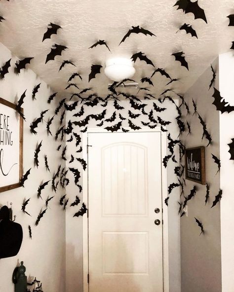 Decoração de Halloween: inspirações assustadoras + tutoriais Autumn Creative Ideas, Halloween Gothic Decor, Horror House Decor, Halloween Room Ideas, Halloween Room Decorations, Outdoor Halloween Crafts, Entrada Halloween, Ideas Halloween Decoration, Porta Halloween