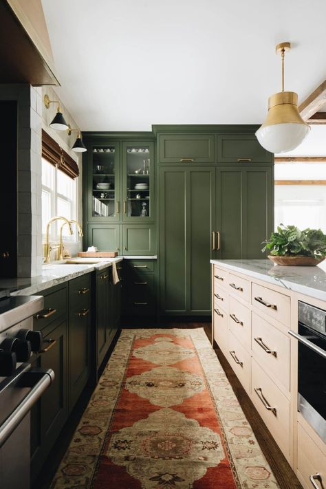 Dark Green Kitchen, Kabinet Dapur, Green Kitchen Cabinets, Green Paint Colors, Green Cabinets, 아파트 인테리어, Diy Kitchen Cabinets, Hus Inspiration, Kitchen Plans