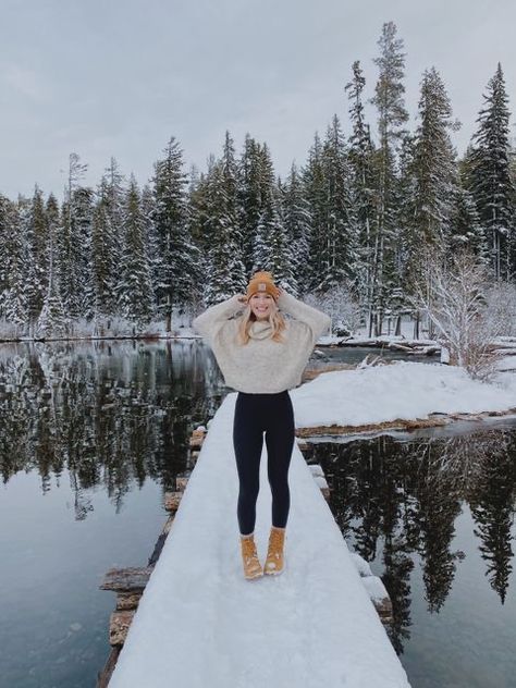 Vsco Winter Aesthetic, Senior Pictures In Winter, Colorado Picture Ideas Winter, Insta Post Ideas Winter, Ig Inspo Pics Winter, Instagram Picture Ideas Winter, Senior Picture Ideas Winter, Winter Senior Pictures Outfits, Montana Fits