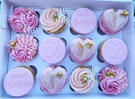 Pretty Birthday Cupcakes, Birthday Cake For Mum, Breakable Heart, Happy Birthday Cupcake, Strawberry Treats, Candy Birthday Cakes, Cupcakes Birthday, Cupcake Decorating Tips, Cupcake Gift