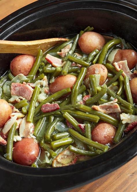 Slow Cooker Green Beans with Bacon and Potatoes is a delicious Southern side dish. The best crock pot green beans with bacon and potatoes recipe! Crockpot Green Beans And Potatoes With Bacon, Green Beans Potatoes And Ham, Crock Pot Green Beans, Crockpot Sides, Bacon And Potatoes, Ham And Green Beans, Crockpot Green Beans, Slow Cooker Green Beans, Cooking Fresh Green Beans