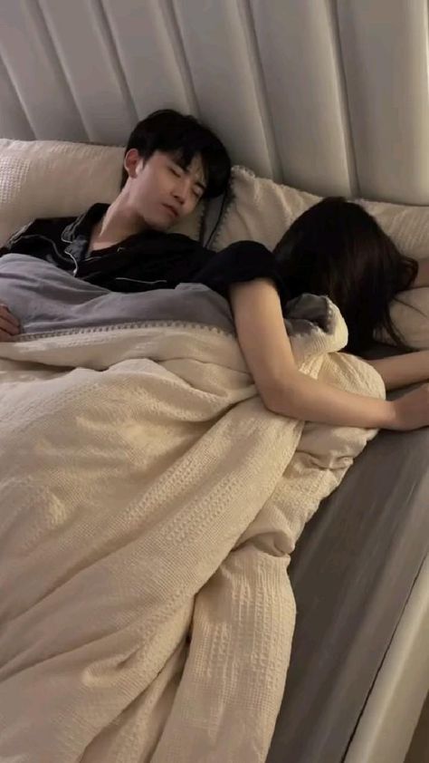 Relationship Success, Quotes Marriage, Couple Sleeping, Cute Couples Cuddling, Romantic Anime Couples, Romantic Videos Couples, Cute Couples Hugging, Ulzzang Couple, Korean Couple