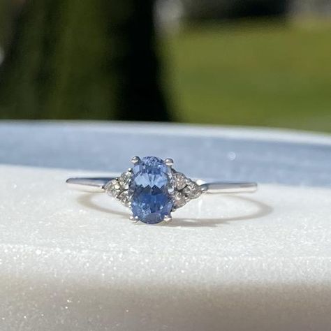 Engagement Ring Sapphire, Ring 3 Stone, Sapphire Side Stones, Stackable Engagement Ring, Dainty Gold Earrings, 3 Stone Ring, Blue Engagement Ring, Ring Sapphire, 3 Stone Rings