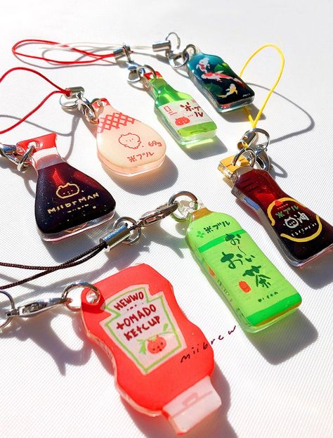 i just like miniature everyday items Kikoman Soy sauce, Kewpie mayo, soju, koi bottle ketchup, oi cha green tea, sesame oil -approximately 1.25 inch -double side epoxy glitter Korean Character Keychain, Drink Keychain, Asian Drinks, Food Keychain, Kewpie Mayo, Drink Charms, Drink Accessories, Soju, Cute Keychain