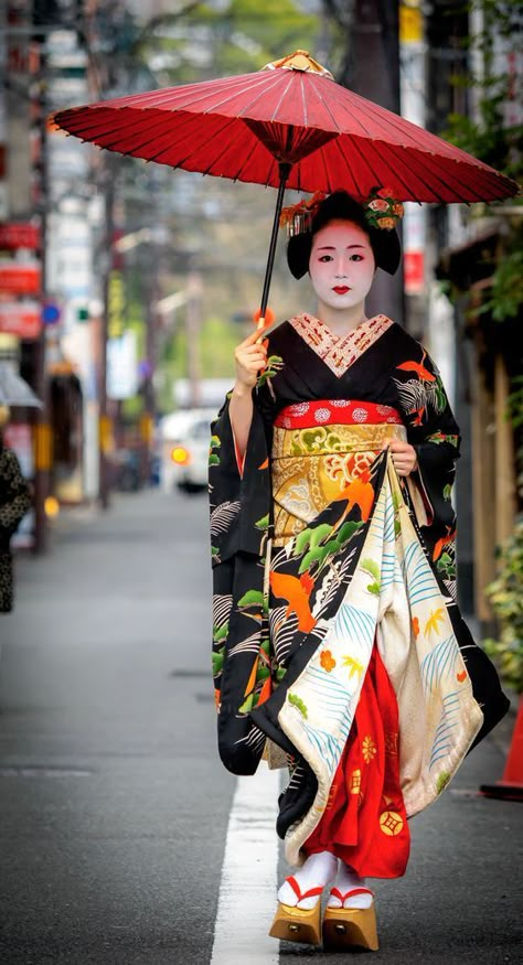 Romanian Clothing, Japanese Costume, Kimono Japan, Mexican Outfit, Traditional Kimono, Asian Culture, Japanese Geisha, Japan Culture, Boy George