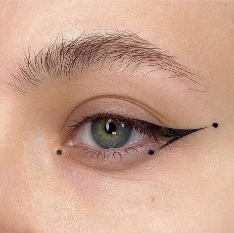 Dotted Eyeliner, Interesting Eyeliner, Graphic Liner Hooded Eyes, Simple Graphic Eyeliner, Simple Graphic Liner, Fun Eyeliner, Teknik Makeup, Eyeliner Designs, Elegantes Makeup