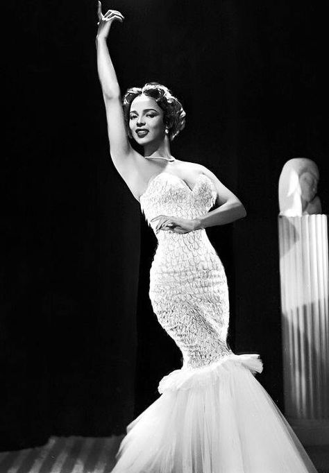 Dorothy Dandridge - American singer and actress, she was the first African American nominated for an Academy Award for Best Actress. Black Hollywood Glamour Aesthetic, 50s Glamour Fashion, 50s Black Women, Black Pin Up Girl, 60s Glamour, Black Hollywood Glamour, Black Pin Up, Model Tips, Dorothy Dandridge