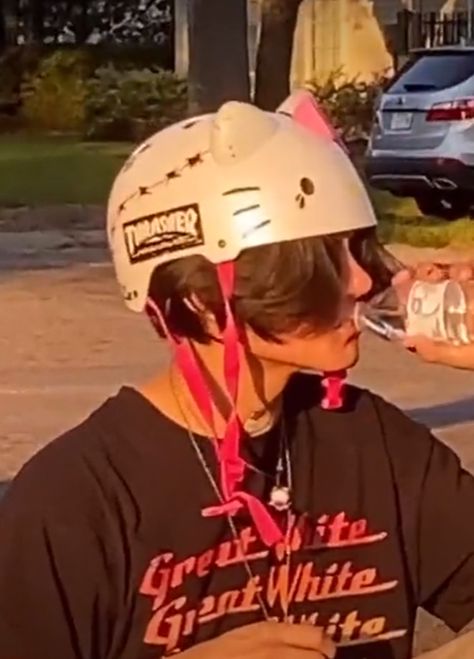 Skateboard Helmet Aesthetic, Hello Kitty Helmet, Skating Helmet, Aesthetic Skateboard, Pink Helmet, Skate Helmet, Skateboard Helmet, Bicycle Helmets, Handbag Essentials