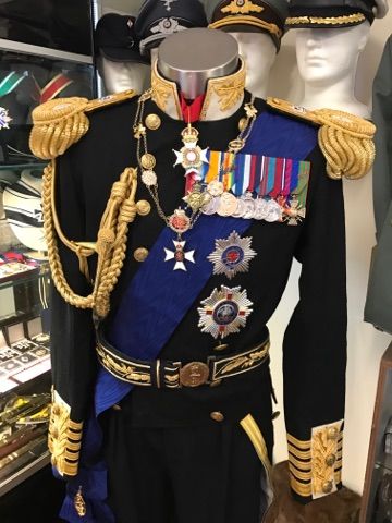 King Clothing, Royal Uniform, Ship Captain Uniform, King Outfits, Royal Guard Uniform Design, Imperial Uniform, King Clothes, Military Uniform Men, Men's Military Uniform