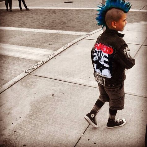 Parenting One Day: Punk rock kid wearing converse and a Mohawk Punk Rock Baby, Cultura Punk, Punk Baby, Estilo Punk Rock, Punk Boy, Punk Culture, Punk Pins, Punk Aesthetic, Estilo Rock