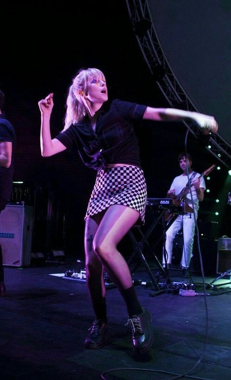 Hailey Williams Wallpaper, Paramore Outfits, Hayley Williams Wallpaper, Hailey Williams, Hayley Williams Style, Paramore Concert, Looks Rock, Beautiful Woman Painting, Haley Williams