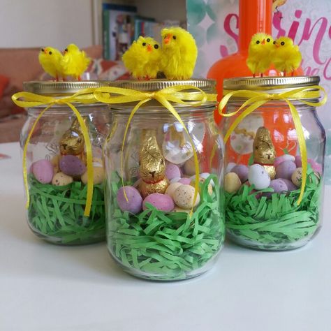 Easter Candy Cups, Easter Jars Diy, Easter Small Gift Ideas, Mini Easter Basket Ideas, Diy Easter Gifts For Adults, Easter Favors For Adults, Small Easter Gift Ideas, Easter Gifts For Friends, Easter Candy Crafts