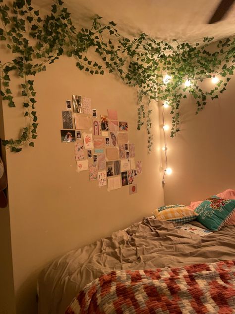 Room Decor Leaves On Wall, Vines Around Door Bedroom, Greenery Wall Bedroom Ideas, Fake Vine Wall Bedroom, Leave Vine Room Decor, Ways To Put Fake Vines In Your Room, Bedroom Decor With Vines, Room Inspo Tan Walls, Vines In Bedroom Wall