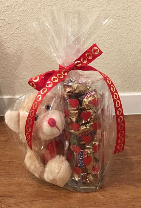 Valentine's Day Gift Ideas For Friends, Valatines Day Gift Ideas, Dollar Tree Valentines Gift Basket, Valentine Day Gift Basket Ideas, Valentines Diy Crafts To Sell, Small Valentines Day Gifts Friends, Valentine’s Day Basket Ideas, Diy Valentine Gifts To Sell, Valentine Basket Ideas