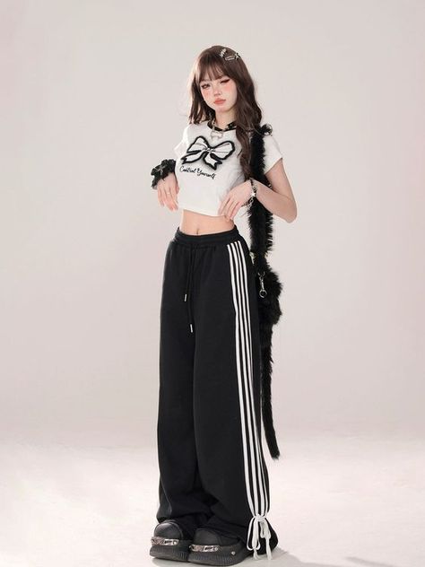 The quality is very good and comfortable to wear K Pop Street Style, American Outfits Women, Korean Kpop Outfits, Kpop Outfits Casual, Korean Pants Outfit, Kpop Street Style, Kpop Fashion Women, Korean Street Fashion Women, American Outfits