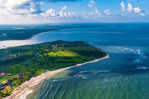 The enchanting Pasikuda Beach is one of the best places to visit in the paradise island of Sri Lanka. The incredible beauty of this glorious beach can take your very breath away. These white sandy shores that fringe lapis lazuli splendour of great Indian Ocean provide ample opportunities to rest and relax.  There are plenty […]The post Pasikuda Beach appeared first on Green Holiday Travels. Holiday Centers, Sandy Shores, The Paradise, Paradise Island, Destin Beach, Best Places To Visit, Beach Resort, Holiday Destinations, Indian Ocean