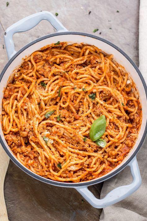 Easy meaty spaghetti recipe makes for the perfect dinner recipe! Simple and delicious spaghetti with meat. Recipes With Spaghetti Noodles, Spaghetti Beef Recipe, Meaty Spaghetti, Basic Meatball Recipe, Chicken Riggies, Spaghetti Bolognese Recipe, Spagetti Recipe, Spaghetti Recipes Easy, Delicious Spaghetti