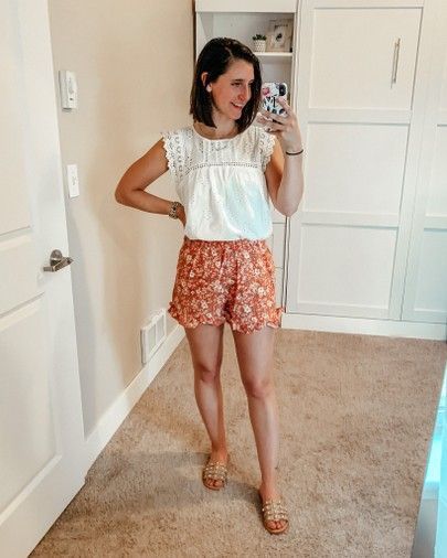 How To Style Shorts For Summer, Flower Shorts Outfit, Trendy Floral Print Shorts For Day Out, Trendy Summer Floral Print Shorts, High-waisted Linen Shorts For Spring, Flowy Shorts Outfit, Feminine Floral Print Vacation Shorts, Vacation Floral Print Shorts, Floral Shorts Outfits