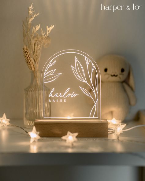 Get a good night's rest with our warmly lit night lamps! The soft white lights create a soothing, comforting, and cozy atmosphere that helps your little ones feel relaxed. A must-have essential bedside table decor piece to accompany you to have the sweetest dreams. - PRODUCT DETAILS - ♡ Personalized Name will be etched on the acrylic. Please provide first and middle or last name. ♡ Wooden Stand Size: 6 in. x 1.75 in. x 1.25 in. ♡ Visible Acrylic Size: Approximately 5 in. x 5.75 in. (width x heig Siser Juliet, Bedside Table Decor, Neon Bedroom, Laser Cut Wood Crafts, Neon Decor, Laser Engraved Ideas, 3d Svg, Boho Nursery Decor, Night Light Kids