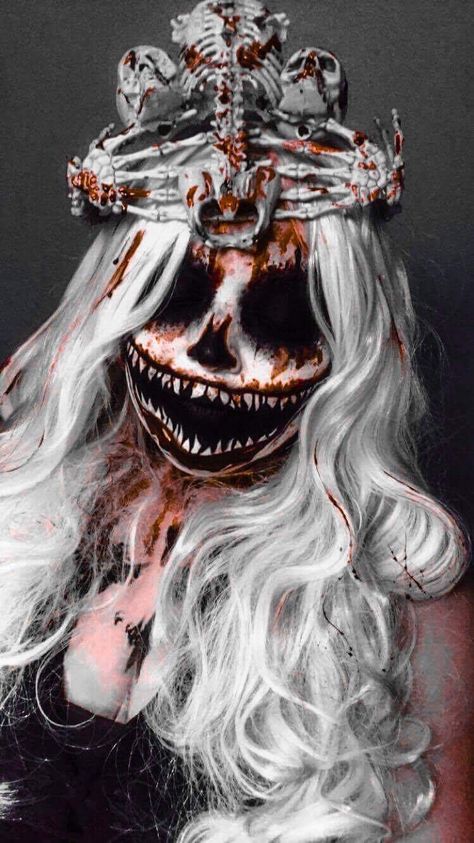 Queen of Dead. Skeleton Queen. 💀 Scarry Make Up Halloween, Scary Face Paint Horror Makeup, Creepy Jester Makeup, Halloween Makeup Clown Scary, Halloween Dark Makeup, Scary Costume Ideas Women, Halloween Costumes Scary Horror, Scary Clown Makeup Creepy, Horror Makeup Looks