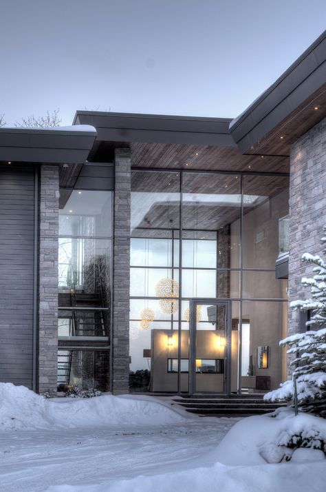 Mountain House Architecture, Modern Glass House Exterior, Modern Mansions, Modern Glass House, Modern Mountain House, Polo Field, Prairie Style Houses, Cabin Exterior, Modern Mountain Home