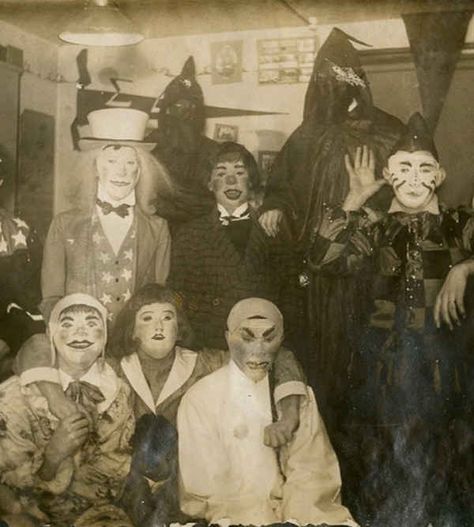 This looks like a still from American Horror Story: Freak Show . | 21 Vintage Halloween Costumes That Will Make Your Skin Crawl Old Halloween Photos, Vintage Bizarre, Images Terrifiantes, Vintage Halloween Photos, Photo Halloween, Creepy Vintage, Creepy Photos, Punch And Judy, Vintage Halloween Costume