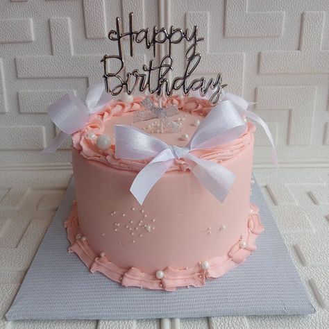 The beautiful cake that had the celebrant blushing😍🎉 Even @icetreats__cakeworld almost snap 100pictures of it because of it's cuteness🤣 Trust us to handle your cake day with care and extra touch of awesome feelings💃🏼 CAKE DESCRIPTION size: 7inch double layer Flavour: Chocolate and Vanilla Frosting: Buttercream To place an order, kindly send us a DM. #buttercreamcakeforadult #abujacakevendor #lugbebaker #partyfreakcakes #affordabkecakeinabuja #readytogocakes Frosting Buttercream, Cake Day, Beautiful Cake, Cake Pictures, Vanilla Frosting, Place An Order, Buttercream Cake, Cream Cake, Beautiful Cakes