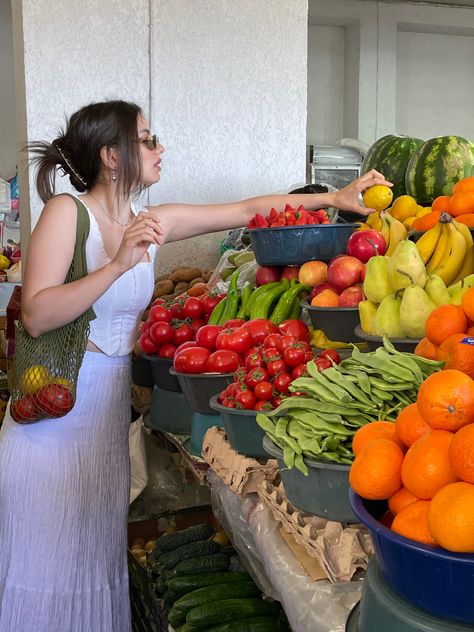 Farmers Market Picture Ideas, Farmers Market Pictures, Kimono Photography, Watermelon Girl, Market Aesthetic, Market Photo, Ap Drawing, Sun Aesthetic, People Crowd