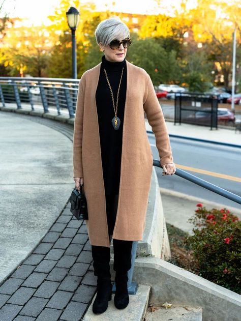 Neutral Wardrobe Outfits, Long Cardigan Outfit, Amsterdam Outfit, Style At A Certain Age, Monochromatic Outfit, Older Women Fashion, Boots Style, Ageless Style, Style Inspiration Winter