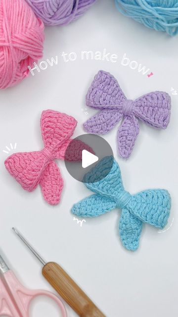 Crochet Bow Tutorial Videos, How To Crochet A Small Bow, Crochet Bow Keychain Tutorial, How To Make A Bow With Yarn, Crochet Small Bow, Crochet Bows Free Pattern Easy, Crochet Mini Bow, Crochet Bow Tutorial, How To Crochet A Bow