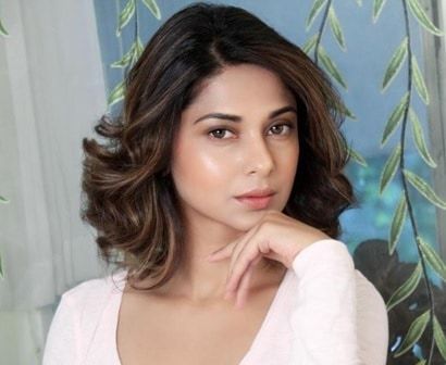 23 Iconic Short Hairstyles for Indian Women to Try in 2023 Indian Hair Cuts, Slicked Back Ponytail, Vintage Curls, Popular Short Hairstyles, Short Layers, Short Layered Haircuts, Short Hair Styles For Round Faces, Short Wedding Hair, Jennifer Winget