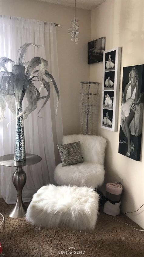 Marilyn Monroe glamour bedroom Marilyn Monroe House Decor, Hollywood Glam Room Ideas, Marilyn Monroe Living Room Ideas, Marilyn Monroe Decor Bedroom, Marilyn Monroe Themed Bedroom, Marilyn Monroe Closet, Marilyn Monroe Room Aesthetic, Marilyn Monroe Bedroom Ideas Decor, Marylin Monroe Room Ideas