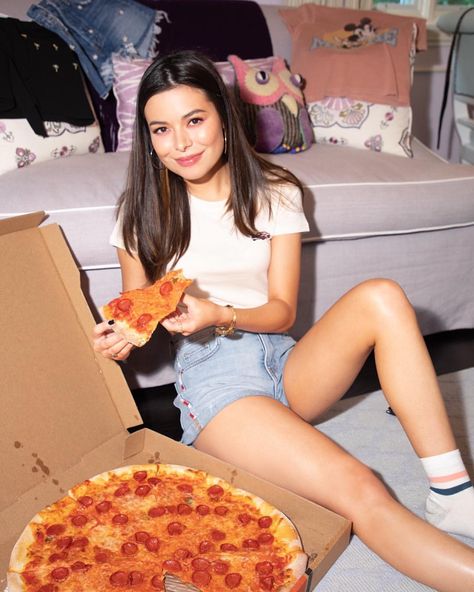 Pizza for one ☝🏼🍕 📷 @carolinapalmgren 💁🏻‍♀️ @michaelhair 💄 @elienmaalouf Miranda Cosgrove Icarly, Nickelodeon Girls, Drake & Josh, Usa Girl, Usa Girls, Jennette Mccurdy, Laura Marano, I Love Cinema, Miranda Cosgrove