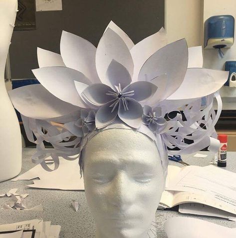 Paper Body Adornment, Paper Head Piece, Paper Headdress, Origami Hats, Head Dress Diy, Carnival Flowers, Paper Headpiece, Origami Hat, Creative Hats