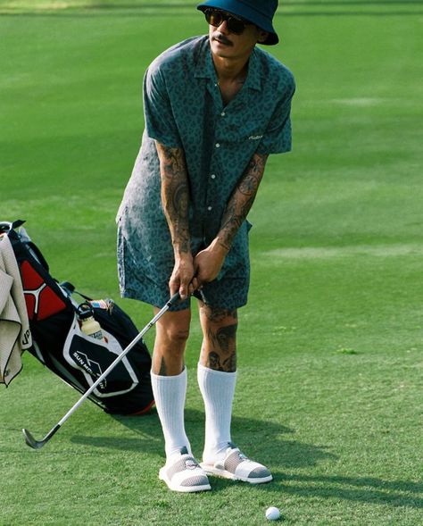 Golf Style Men, Mens Street Style Urban, Sports Fashion Photography, Golf Logo Design, Mens Golf Fashion, Golf Attire Women, Golf Photography, Golf Inspiration, Men Street Fashion