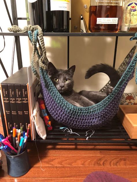 Crocheted Cat Hammock and Goodbye August | Content in a Cottage Cat Hammock Crochet, Katt Diy, Kat Haken, Katt Grejer, Kat Diy, Luna Cat, Chat Diy, Toy Hammock, Cat Hammock