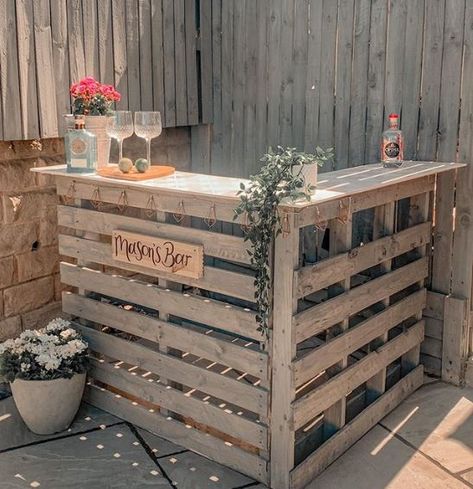 Garden Bar Ideas, Gazebo Backyard, Outdoor Garden Bar, Homemade Bar, Pallet Bar Diy, Diy Outdoor Bar, Outside Bars, Outdoor Patio Bar, Diy Home Bar