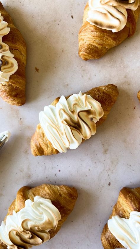 Christmas Croissant Ideas, Flavored Croissant Recipe, Cream Filled Croissants, Filled Crossiant Recipes, Lemon Meringue Croissants, Lemon Croissants, Croissant Filling Ideas, Sweet Croissants, Croissant Shop