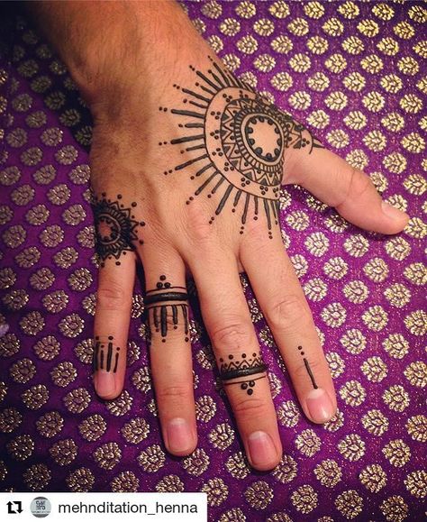 #follow@hennafamily #hennafamily #Repost @mehnditation_henna  Practicing this design with finger variations #henna #mehnditation #mehndi #meditation #losangeleshenna #losangeles #losangelesartist #losangelesart #menshenna #manhenna#menna #hennaharc Henna Men, Men Henna Tattoo, Jagua Henna, Henna Designs For Men, Henna Inspired Tattoos, Henna Tattoo Hand, Henna Tattoo Designs Hand, Simple Henna Tattoo, Tato Lengan