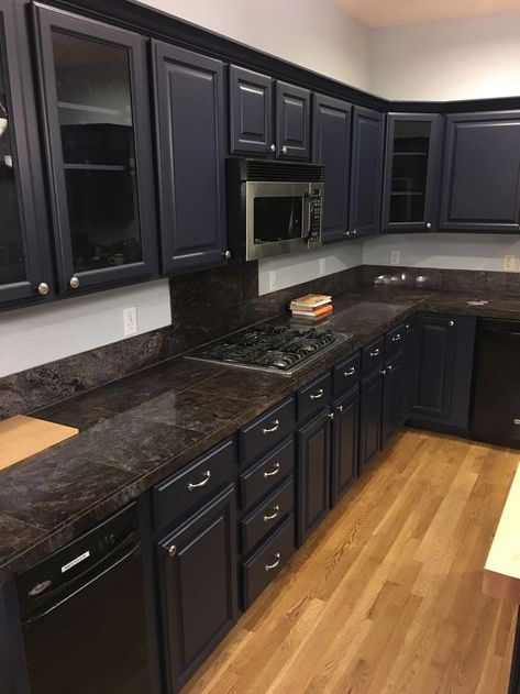 Color Home Interior, Black Cupboards, Kitchen Cabinets Decor Ideas, Dark Gray Kitchen, Dark Gray Kitchen Cabinets, Dark Brown Cabinets Kitchen, Dark Cabinets Light Countertops, Gray Kitchen Cabinets, Grey Kitchen Floor