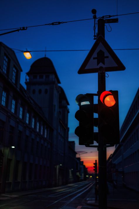 Red traffic light at Nikolais-Dürkopp-Straße in #Bielefeld (Germany). Photo shot with the #ZEISS Batis Distagon 2/ 40 mm CF. Soft Academia Aesthetic, Red Traffic Light, Bielefeld Germany, City Streets Photography, Dark City, Before Sunrise, Urban Environment, Traffic Light, City Photography