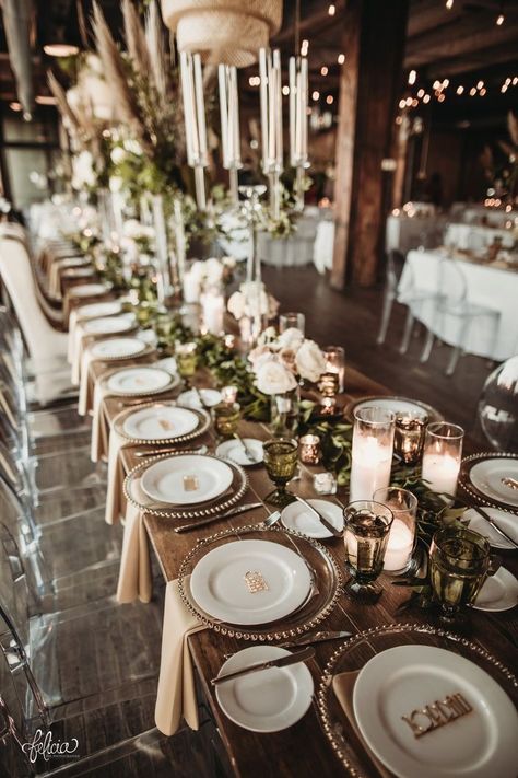 Rustic And Modern Wedding, Weeding Decoration Ideas 2022, Winter Wedding Glam, Wedding Decor Boho Chic, Boho Chic Wedding Table Decor, Boho Industrial Wedding Decor, Moody Romantic Fall Wedding, Winter Glam Wedding, Boho Glam Wedding Decor