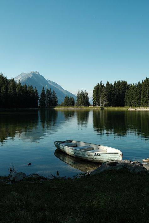 Aesthetic Switzerland, Boat On A Lake, Switzerland Aesthetic, Switzerland Mountains, Boat Lake, Surf Club, Lake Photography, Lake Photos, Inspiring Photography