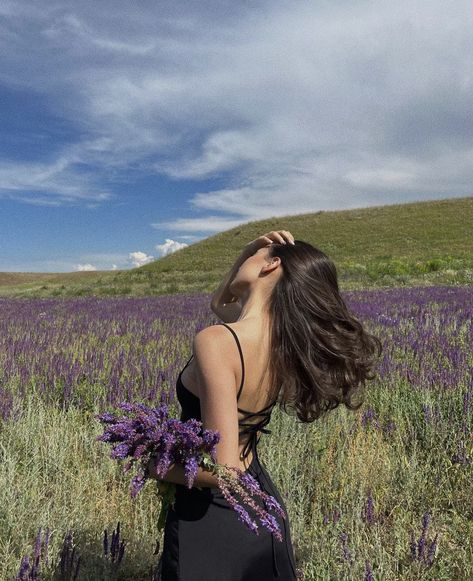 Boss Makeup, Nails Back To School, Lavender Fields Photography, Tarot App, Field Photoshoot, Photoshoot Pose, Autumn Design, Chanel Outfit, Dreamy Photography